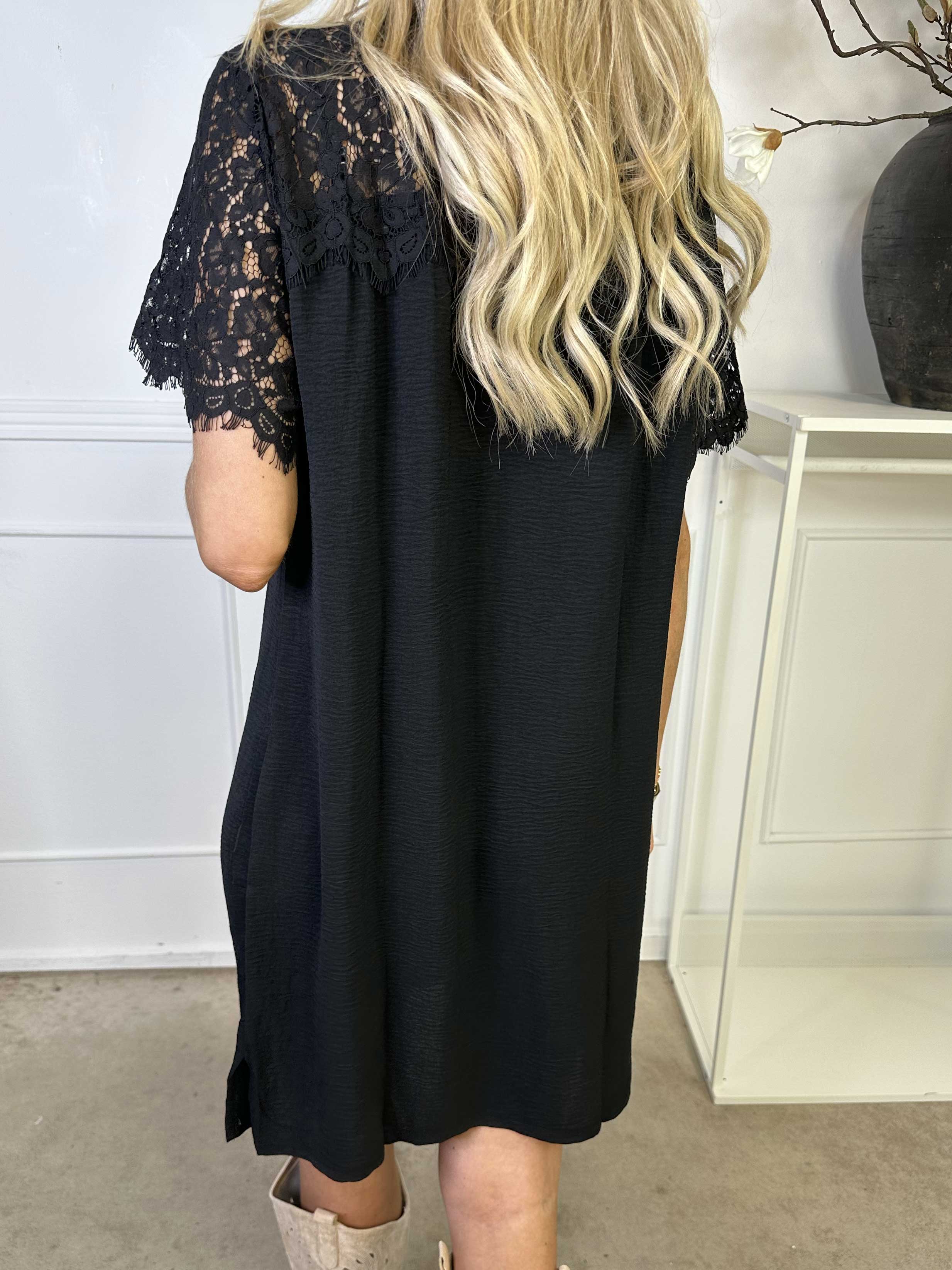 Tatjana - Söt tunikaklänning med spetstopp